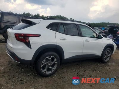 Trzecie zdjęcie samochodu z tyłu: 2025 CHEVROLET TRAX 1LT VIN:KL77LHEP4SC232299 - miniatura