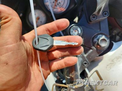 Zdjęcie 8 z 9 samochodu: 2012 KAWASAKI EX250 J VIN:JKAEXMJ17CDAC1742 - miniatura