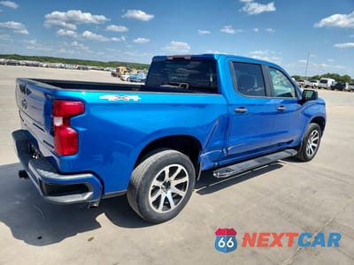 Trzecie zdjęcie samochodu z tyłu: 2022 CHEVROLET SILVERADO K1500 CUSTOM VIN:3GCPDBEK7NG566619 - miniatura