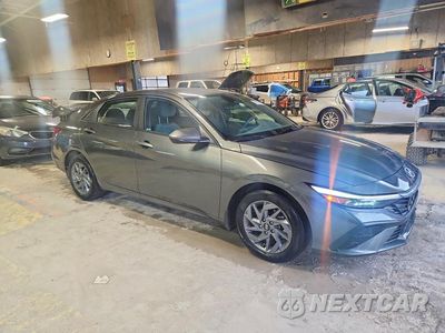 Czwarte zdjęcie samochodu z boku: 2024 HYUNDAI ELANTRA BLUE VIN:KMHLM4DJ9RU113314 - miniatura
