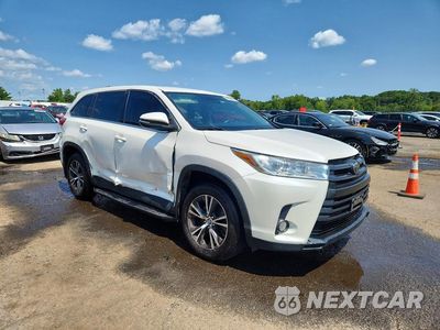 Czwarte zdjęcie samochodu z boku: 2019 TOYOTA HIGHLANDER LE PLUS VIN:5TDBZRFH3KS970537 - miniatura