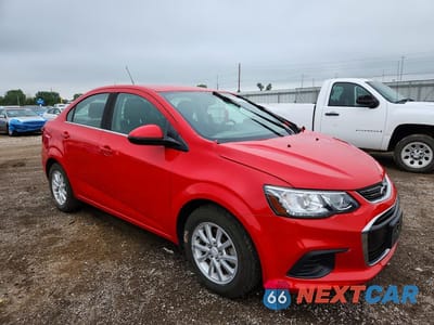Czwarte zdjęcie samochodu z boku: 2020 CHEVROLET SONIC LT VIN:1G1JD5SB2L4111112 - miniatura