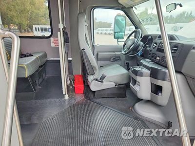 Piąte zdjęcie samochodu w środku: 2017 FORD E350 SHUTTLE BUS VIN:1FDEE3FS7HDC13805 - miniatura