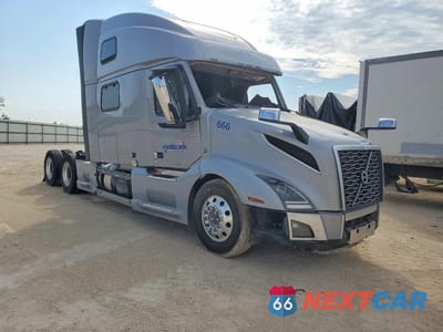 2022 VOLVO VNL 4V4NC9EH8NN288574 - główne zdjęcie licytacji z USA - miniatura