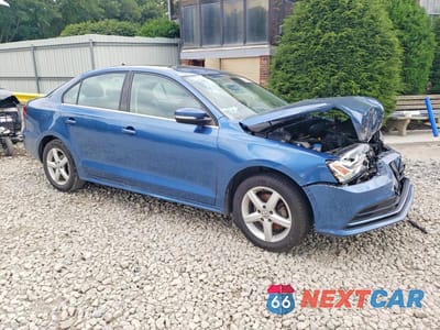 Czwarte zdjęcie samochodu z boku: 2017 VOLKSWAGEN JETTA SE VIN:3VWB67AJ4HM327109 - miniatura