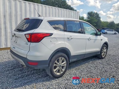 Trzecie zdjęcie samochodu z tyłu: 2019 FORD ESCAPE SE VIN:1FMCU9GD5KUB65631 - miniatura