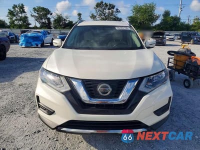 Piąte zdjęcie samochodu w środku: 2018 NISSAN ROGUE SV VIN:JN8AT2MT2JW457150 - miniatura
