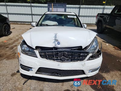 Piąte zdjęcie samochodu w środku: 2014 MERCEDES-BENZ C 250 VIN:WDDGF4HBXEG248254 - miniatura