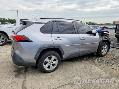 Trzecie zdjęcie samochodu z tyłu: 2019 TOYOTA RAV4 XLE VIN:JTMP1RFV0KD031733 - miniatura