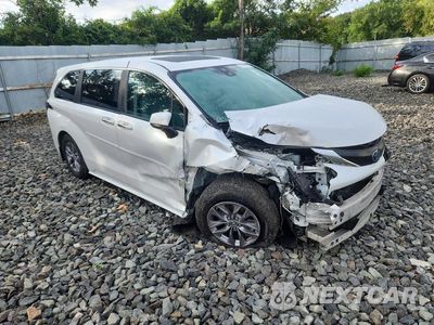 Czwarte zdjęcie samochodu z boku: 2024 TOYOTA SIENNA XLE 7-PASSENGER VIN:5TDYSKFC4RS135101 - miniatura