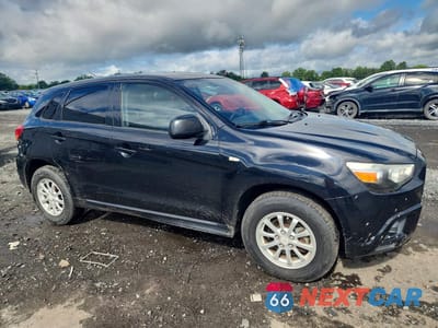 Czwarte zdjęcie samochodu z boku: 2011 MITSUBISHI OUTLANDER SPORT ES VIN:JA4AP3AUXBZ012264 - miniatura