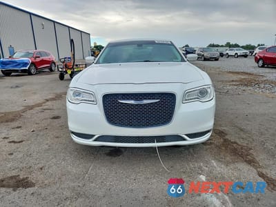 Piąte zdjęcie samochodu w środku: 2015 CHRYSLER 300 LIMITED VIN:2C3CCAAG4FH930644 - miniatura