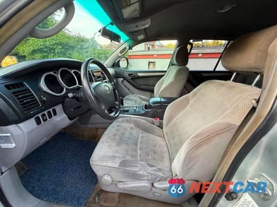 Piąte zdjęcie samochodu w środku: 2005 TOYOTA 4RUNNER SR5 VIN:JTEBU14RX50066263 - miniatura