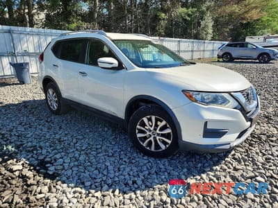 Czwarte zdjęcie samochodu z boku: 2018 NISSAN ROGUE SV VIN:5N1AT2MV0JC807093 - miniatura