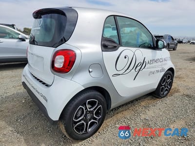 Trzecie zdjęcie samochodu z tyłu: 2019 SMART FORTWO VIN:WMEFJ9BA9KK367442 - miniatura