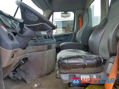 Zdjęcie 7 z 12 samochodu: 2019 FREIGHTLINER CASCADIA 113 VIN:3AKJGBDVXKDJW2125 - miniatura