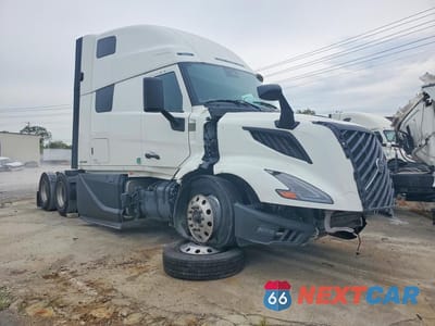 Czwarte zdjęcie samochodu z boku: 2025 VOLVO VNL SEMI TRUCK VIN:4V4BC9EH5SN687831 - miniatura