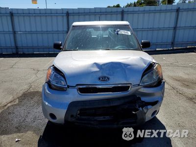 Piąte zdjęcie samochodu w środku: 2011 KIA SOUL BASE VIN:KNDJT2A17B7347477 - miniatura