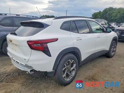Trzecie zdjęcie samochodu z tyłu: 2025 CHEVROLET TRAX 1LT VIN:KL77LHEP5SC269927 - miniatura