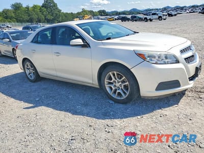 Czwarte zdjęcie samochodu z boku: 2013 CHEVROLET MALIBU 1LT VIN:1G11D5RR4DF105420 - miniatura