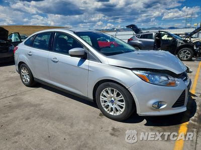 Czwarte zdjęcie samochodu z boku: 2012 FORD FOCUS SE VIN:1FAHP3F21CL424675 - miniatura