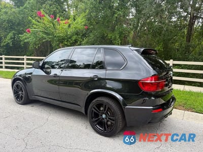 Trzecie zdjęcie samochodu z tyłu: 2013 BMW X5 M VIN:5YMGY0C53DLL15689 - miniatura