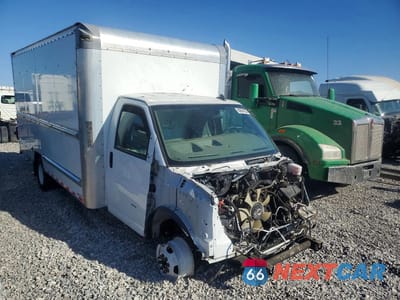 Czwarte zdjęcie samochodu z boku: 2022 GMC SAVANA BOX TRUCK VIN:7GZ37TC74NN011826 - miniatura