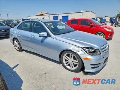 Czwarte zdjęcie samochodu z boku: 2013 MERCEDES-BENZ C 300 4MATIC VIN:WDDGF8AB4DR251896 - miniatura