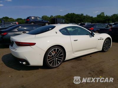 Trzecie zdjęcie samochodu z tyłu: 2024 MASERATI GRANTURISMO MODENA VIN:ZAMBMVBB0RX441359 - miniatura
