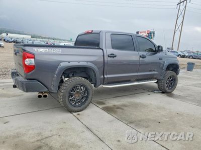Trzecie zdjęcie samochodu z tyłu: 2018 TOYOTA TUNDRA CREWMAX SR5 VIN:5TFDW5F14JX701453 - miniatura