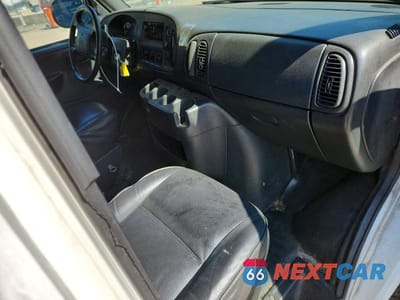 Zdjęcie 8 z 12 samochodu: 2001 DODGE RAM VAN B2500 VIN:2B7JB21Y61K517947 - miniatura