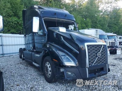Czwarte zdjęcie samochodu z boku: 2020 VOLVO VNL SEMI TRUCK VIN:4V4NC9EH0LN245750 - miniatura