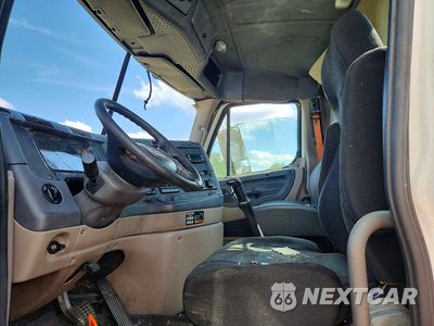 Zdjęcie 7 z 12 samochodu: 2014 FREIGHTLINER CASCADIA 113 SEMI TRUCK VIN:3AKBGADV6ESFP0929 - miniatura
