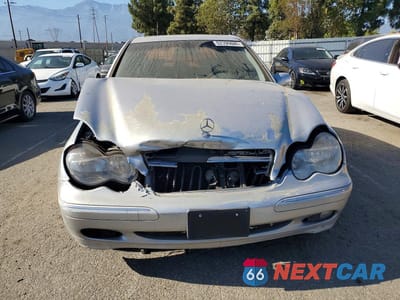 Piąte zdjęcie samochodu w środku: 2004 MERCEDES-BENZ C 240 VIN:WDBRF61J04A622838 - miniatura