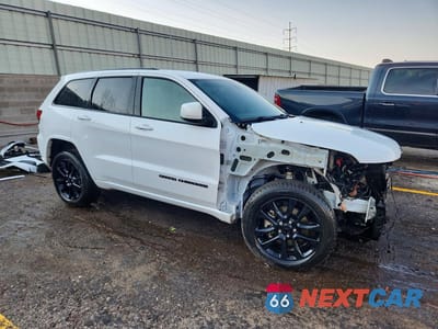 Czwarte zdjęcie samochodu z boku: 2021 JEEP GRAND CHEROKEE LAREDO VIN:1C4RJEAG9MC517251 - miniatura