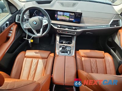 Zdjęcie 8 z 13 samochodu: 2025 BMW X7 XDRIVE40I VIN:5UX23EM03S9Z99752 - miniatura