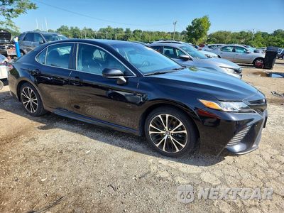 Czwarte zdjęcie samochodu z boku: 2020 TOYOTA CAMRY SE VIN:4T1G11AK6LU937476 - miniatura