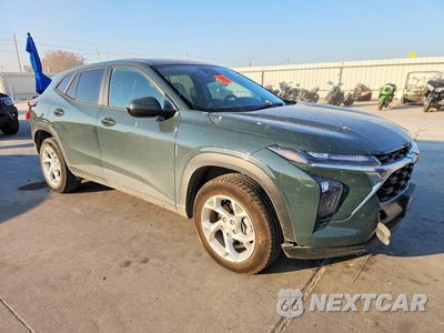Czwarte zdjęcie samochodu z boku: 2025 CHEVROLET TRAX LS VIN:KL77LFEP7SC160034 - miniatura