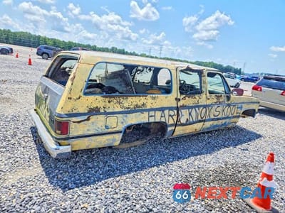 Trzecie zdjęcie samochodu z tyłu: 1983 CHEVROLET SUBURBAN K2 VIN:1G8GK26M6DF122955 - miniatura