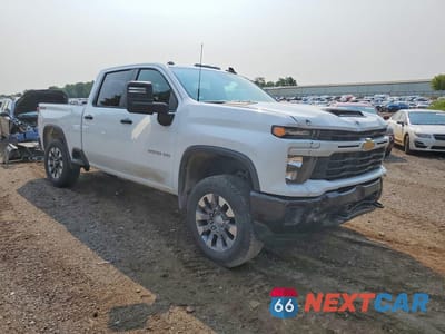 Czwarte zdjęcie samochodu z boku: 2024 CHEVROLET SILVERADO K2500 CUSTOM VIN:2GC4YME72R1136008 - miniatura