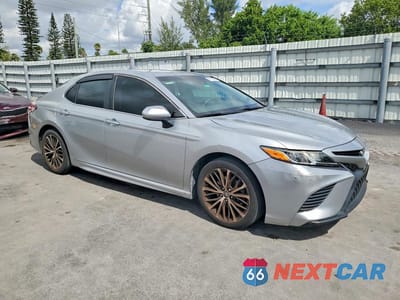 Czwarte zdjęcie samochodu z boku: 2018 TOYOTA CAMRY SE VIN:4T1B11HK6JU117900 - miniatura