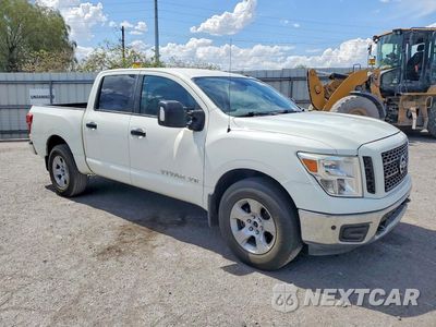 Czwarte zdjęcie samochodu z boku: 2019 NISSAN TITAN SV VIN:1N6AA1E58KN502818 - miniatura