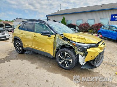Czwarte zdjęcie samochodu z boku: 2023 TOYOTA COROLLA CROSS HYBRID XSE VIN:7MUFBABG0PV009377 - miniatura