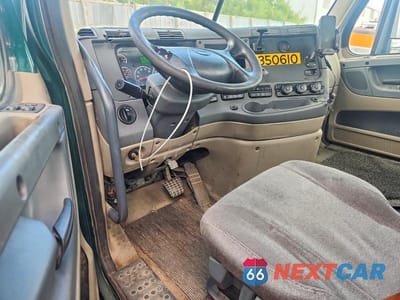 Zdjęcie 8 z 13 samochodu: 2016 FREIGHTLINER CASCADIA 113 VIN:3AKBGADV1GDHE0214 - miniatura