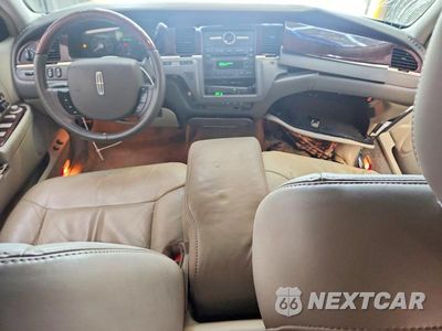 Zdjęcie 8 z 12 samochodu: 2011 LINCOLN TOWN CAR SIGNATURE LIMITED VIN:2LNBL8CV1BX756104 - miniatura