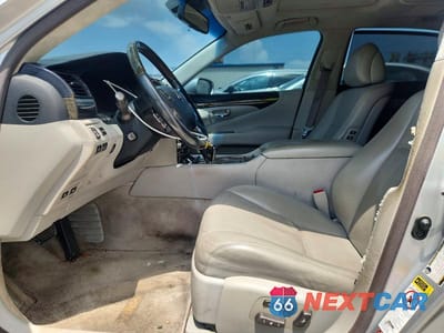 Zdjęcie 7 z 12 samochodu: 2007 LEXUS LS 460L VIN:JTHGL46FX75007705 - miniatura