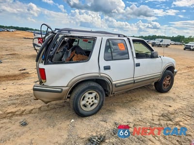 Trzecie zdjęcie samochodu z tyłu: 1999 CHEVROLET BLAZER VIN:1GNDT13W4X2136944 - miniatura