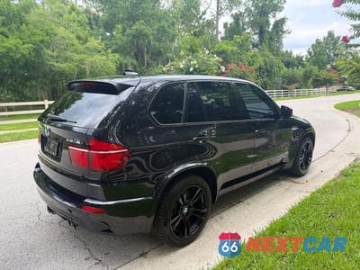Czwarte zdjęcie samochodu z boku: 2013 BMW X5 M VIN:5YMGY0C53DLL15689 - miniatura