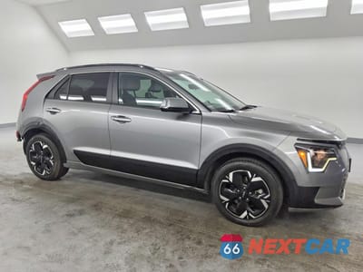 Czwarte zdjęcie samochodu z boku: 2023 KIA NIRO WIND VIN:KNDCR3L17P5036600 - miniatura
