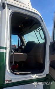 Piąte zdjęcie samochodu w środku: 2017 FREIGHTLINER CASCADIA VIN:1FUBGDDR7HLHL9599 - miniatura
